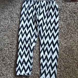 No Boundaries Chevron Stripe Capri Elastic Waist Leggings